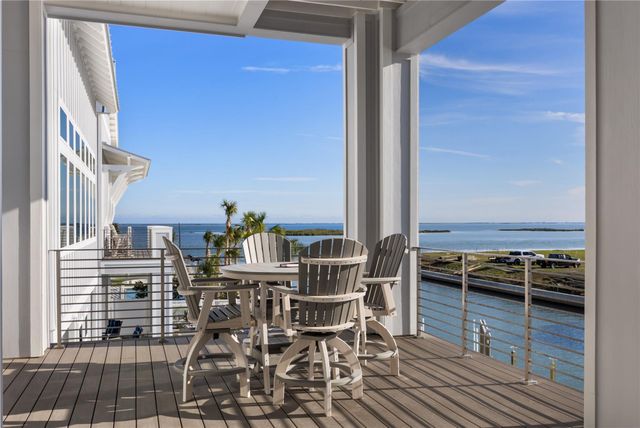 305 Estes DR, Rockport, TX 78382