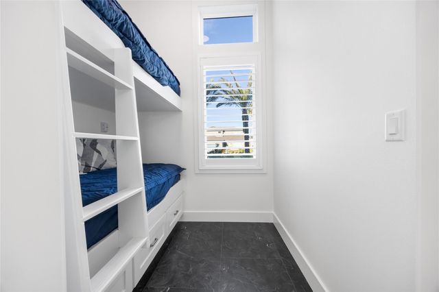 305 Estes DR, Rockport, TX 78382