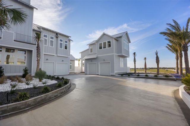 305 Estes DR, Rockport, TX 78382