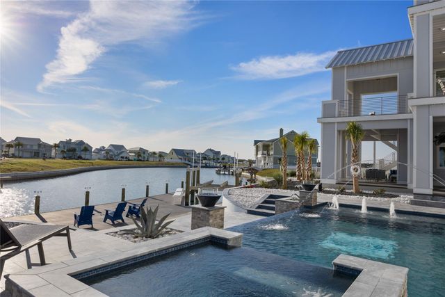 305 Estes DR, Rockport, TX 78382