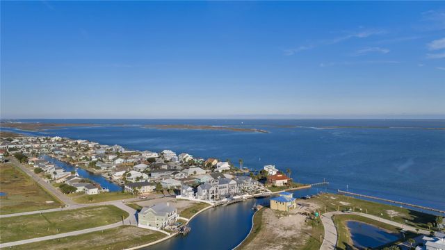 305 Estes DR, Rockport, TX 78382