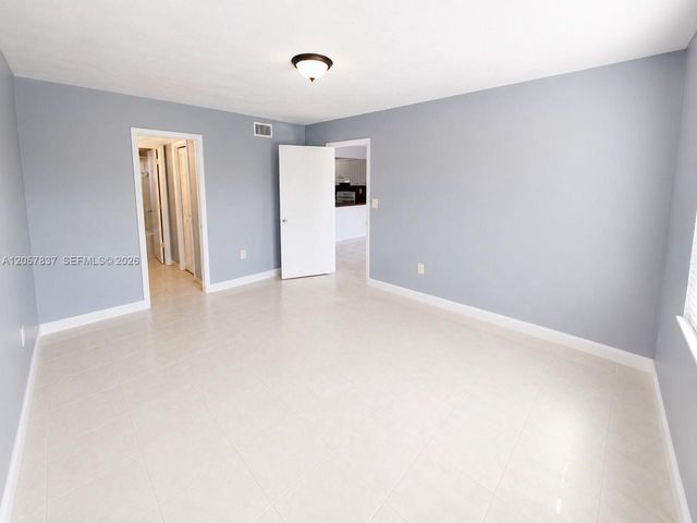 2400 NW 16th St Rd 407, Miami, FL 33125