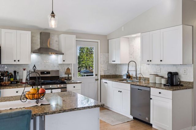 9055 Jamaca Court N, Lake Elmo, MN 55042