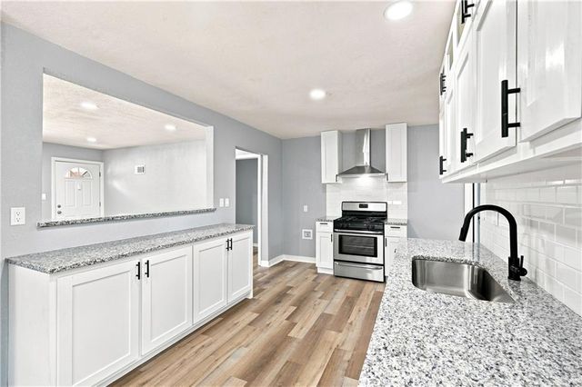 1347 S Hocker Avenue, Independence, MO 64055