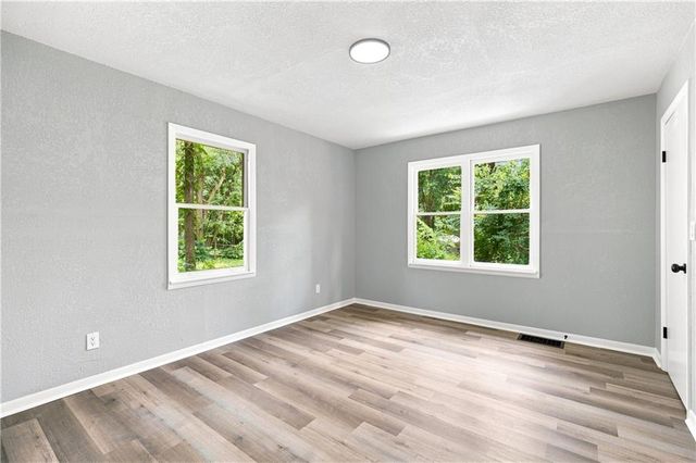 1347 S Hocker Avenue, Independence, MO 64055