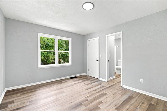 1347 S Hocker Avenue, Independence, MO 64055