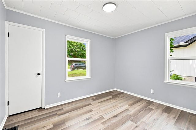 1347 S Hocker Avenue, Independence, MO 64055