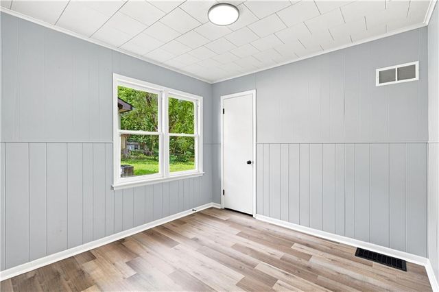1347 S Hocker Avenue, Independence, MO 64055