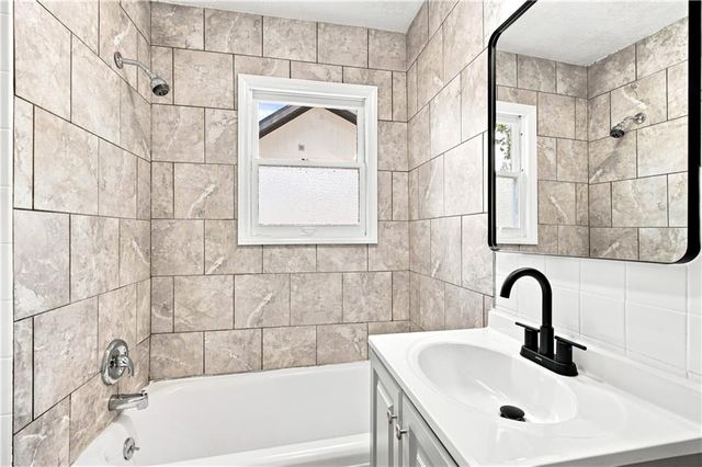 1347 S Hocker Avenue, Independence, MO 64055