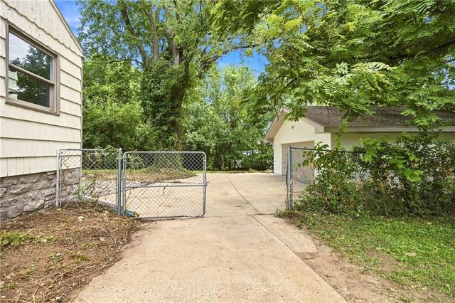 1347 S Hocker Avenue, Independence, MO 64055