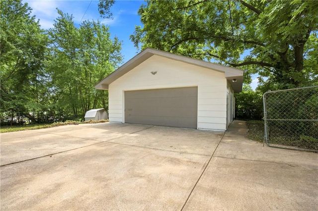 1347 S Hocker Avenue, Independence, MO 64055