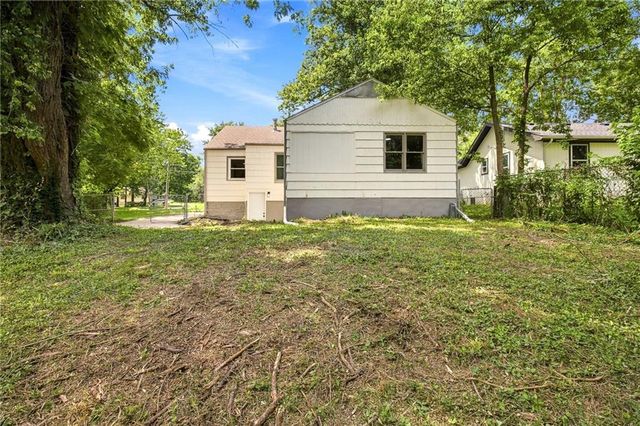 1347 S Hocker Avenue, Independence, MO 64055