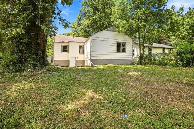 1347 S Hocker Avenue, Independence, MO 64055