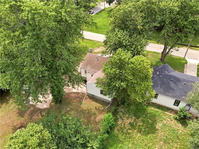 1347 S Hocker Avenue, Independence, MO 64055