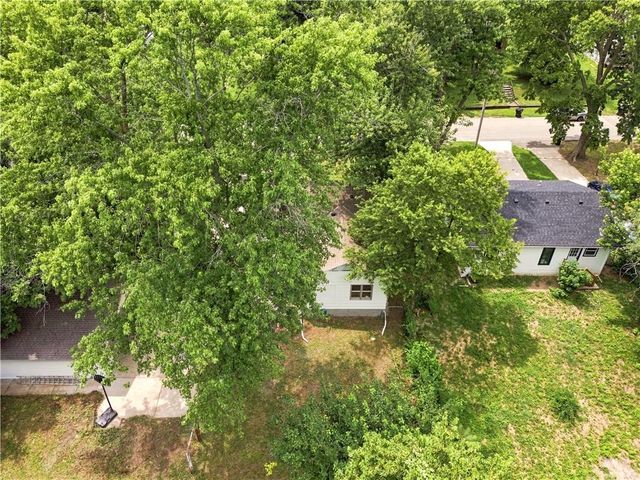 1347 S Hocker Avenue, Independence, MO 64055