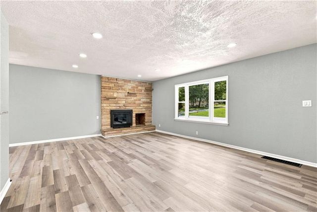 1347 S Hocker Avenue, Independence, MO 64055