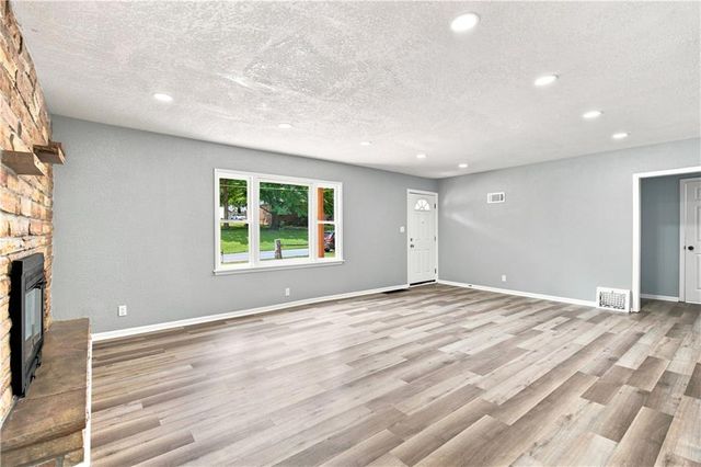 1347 S Hocker Avenue, Independence, MO 64055