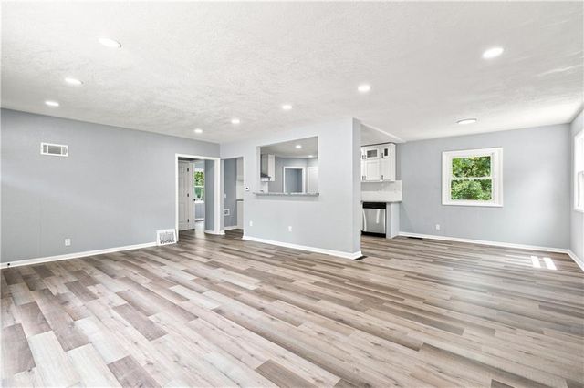1347 S Hocker Avenue, Independence, MO 64055