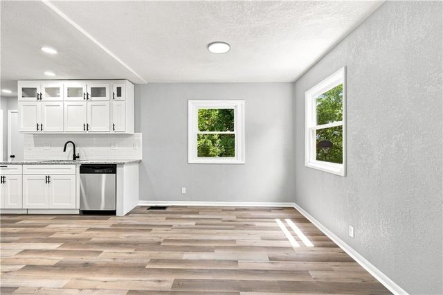1347 S Hocker Avenue, Independence, MO 64055