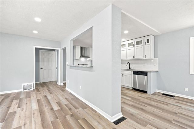 1347 S Hocker Avenue, Independence, MO 64055