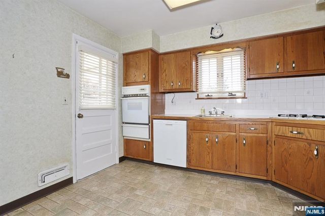 140 Carlyle Court, Carlstadt, NJ 07072