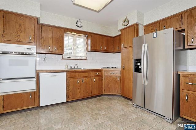 140 Carlyle Court, Carlstadt, NJ 07072