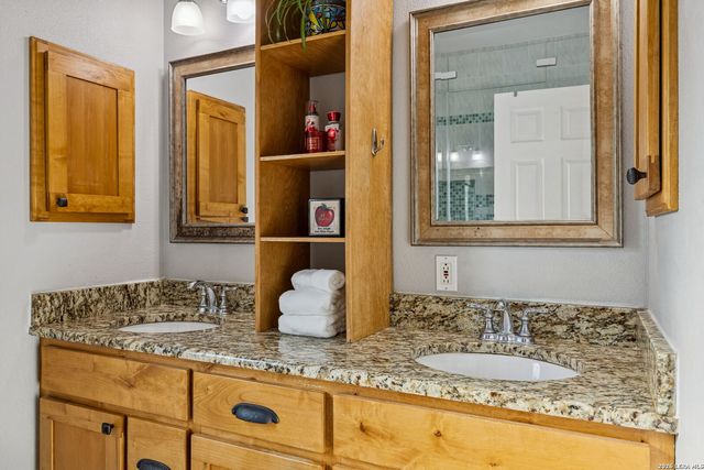 515 Valley Ridge, Canyon Lake, TX 78133