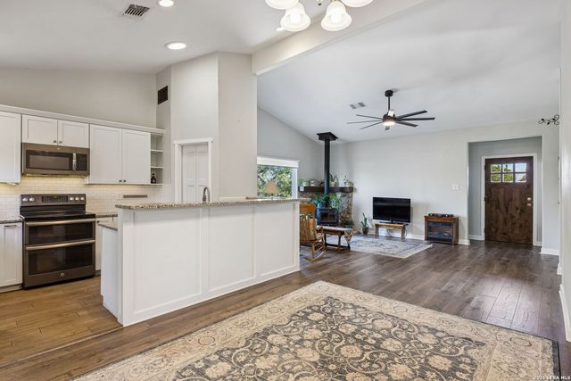 515 Valley Ridge, Canyon Lake, TX 78133