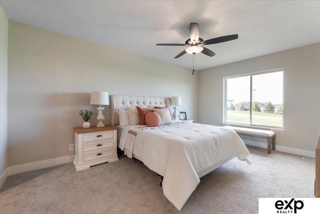 11905 S 68 Avenue, Papillion, NE 68046