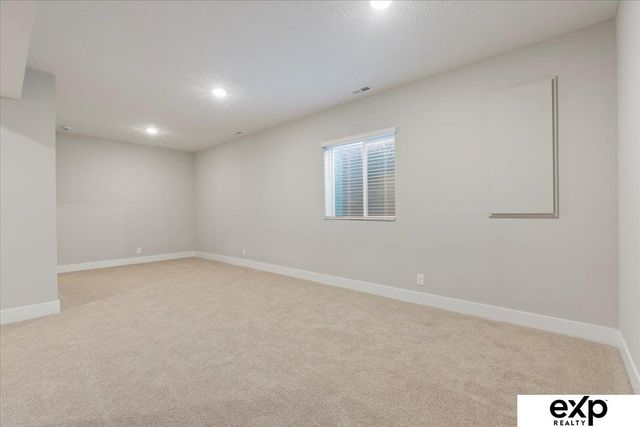 11905 S 68 Avenue, Papillion, NE 68046