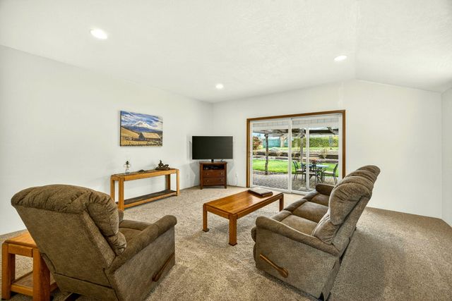 160 Meadow View Drive, Phoenix, OR 97535