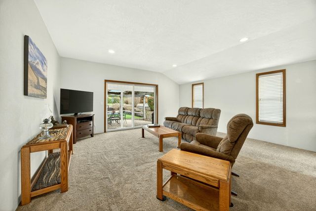 160 Meadow View Drive, Phoenix, OR 97535