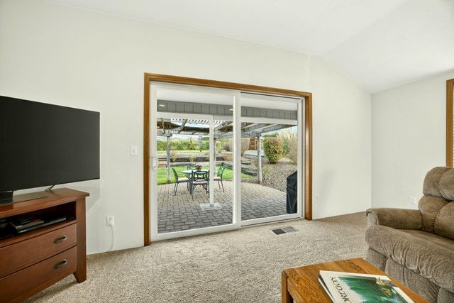 160 Meadow View Drive, Phoenix, OR 97535