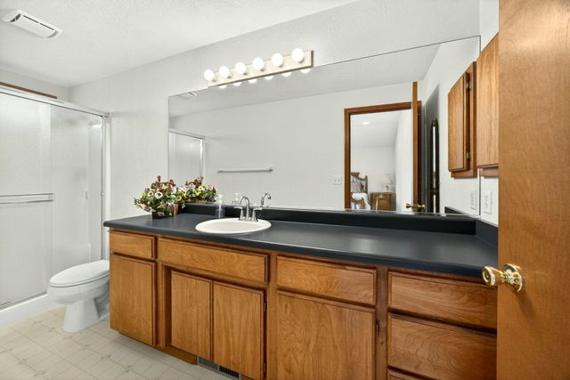 160 Meadow View Drive, Phoenix, OR 97535