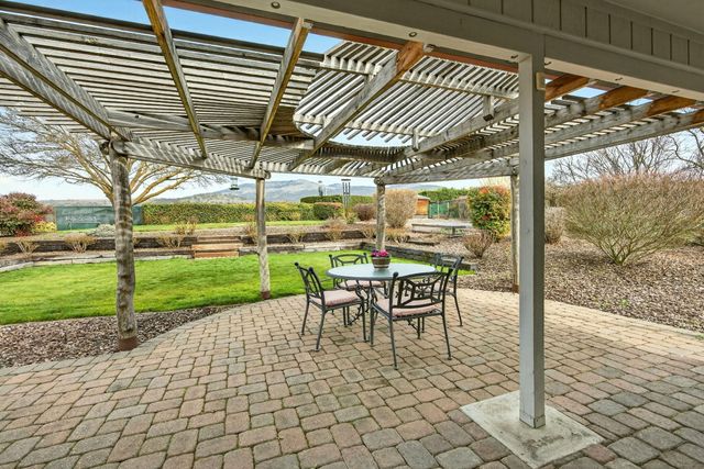 160 Meadow View Drive, Phoenix, OR 97535