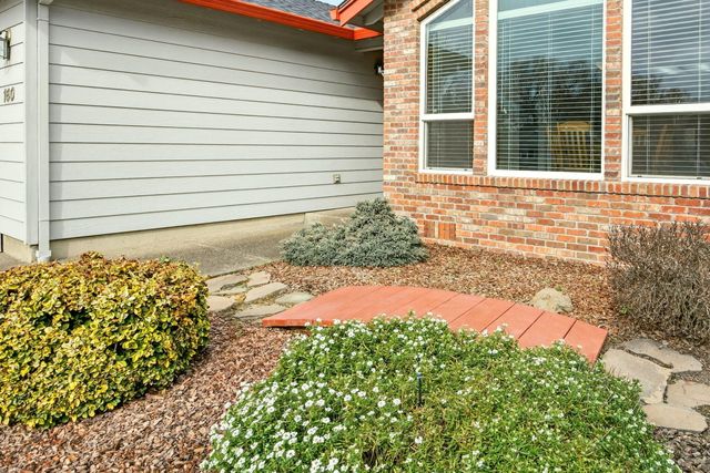 160 Meadow View Drive, Phoenix, OR 97535