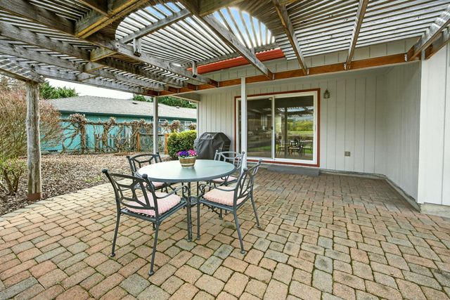 160 Meadow View Drive, Phoenix, OR 97535