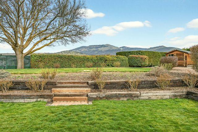 160 Meadow View Drive, Phoenix, OR 97535