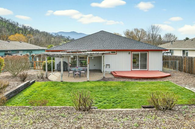 160 Meadow View Drive, Phoenix, OR 97535