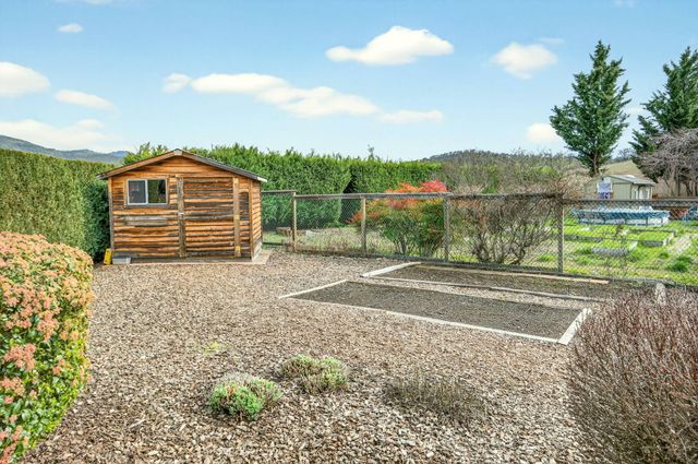 160 Meadow View Drive, Phoenix, OR 97535