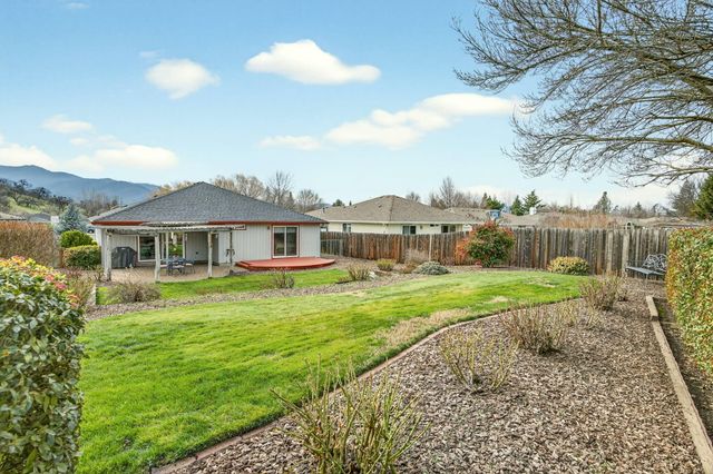 160 Meadow View Drive, Phoenix, OR 97535