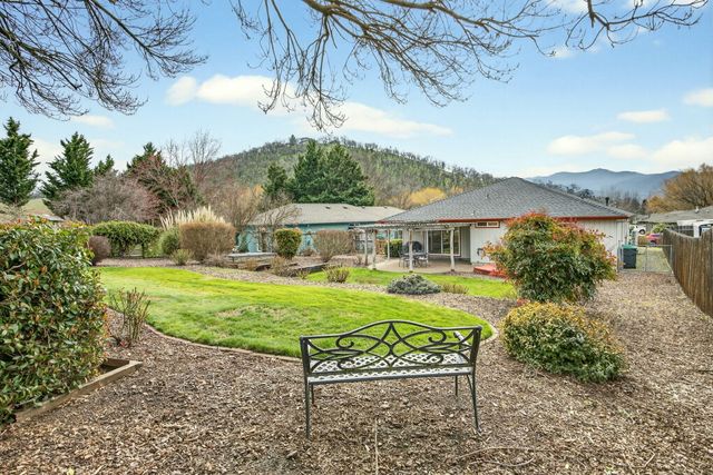 160 Meadow View Drive, Phoenix, OR 97535