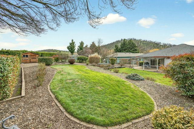 160 Meadow View Drive, Phoenix, OR 97535