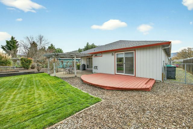 160 Meadow View Drive, Phoenix, OR 97535