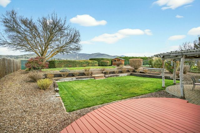 160 Meadow View Drive, Phoenix, OR 97535