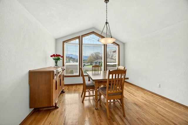 160 Meadow View Drive, Phoenix, OR 97535