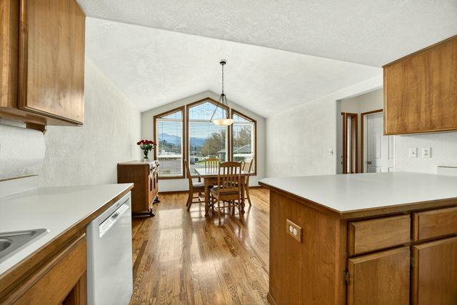 160 Meadow View Drive, Phoenix, OR 97535