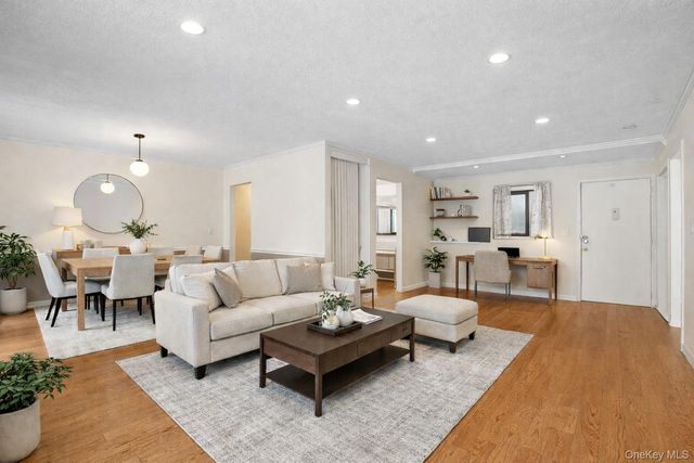 18 Granada Crescent 13, White Plains, NY 10603