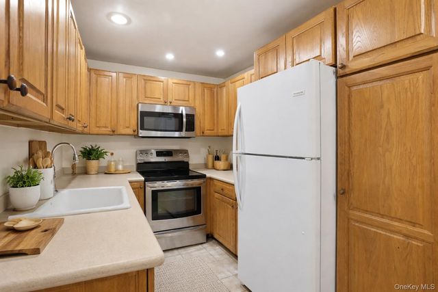 18 Granada Crescent 13, White Plains, NY 10603