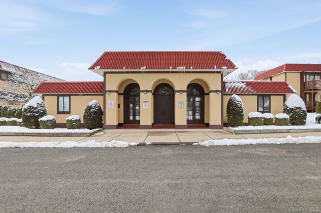 18 Granada Crescent 13, White Plains, NY 10603